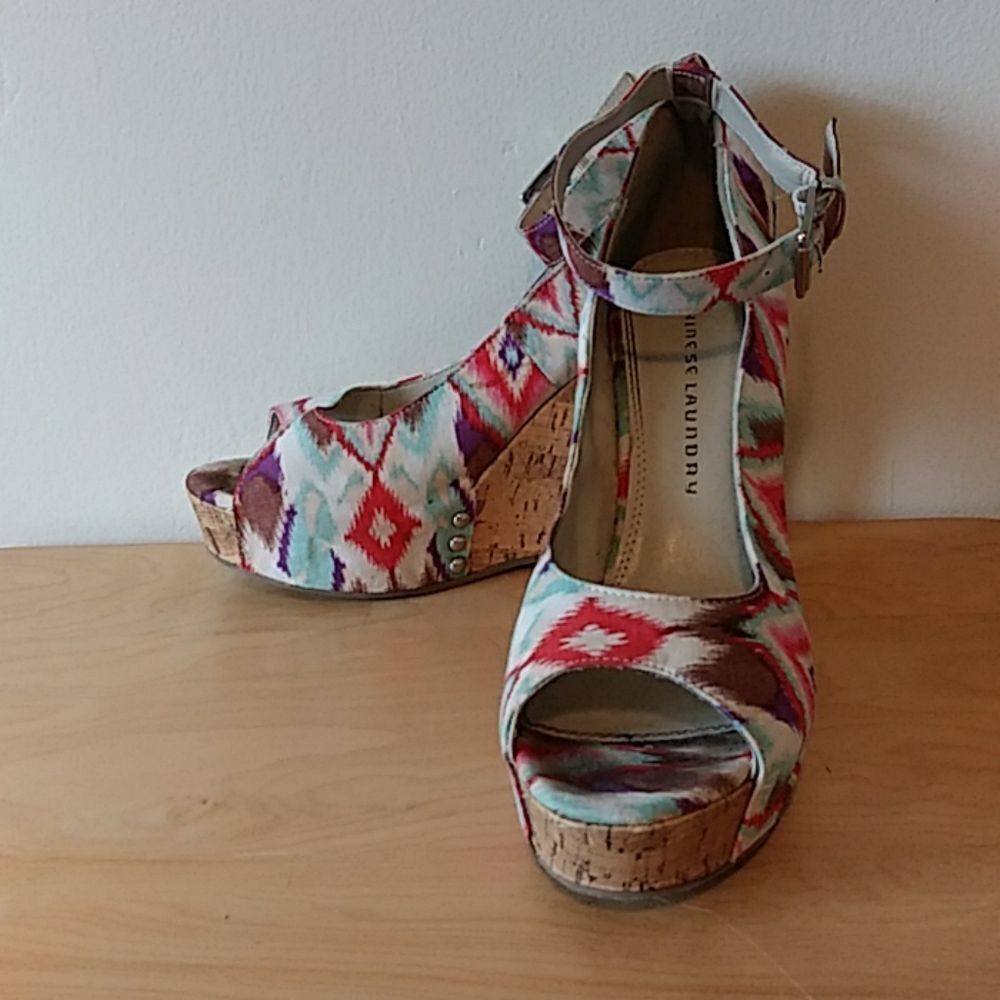 TR Chinese Laundry wedges tribal print - EUC